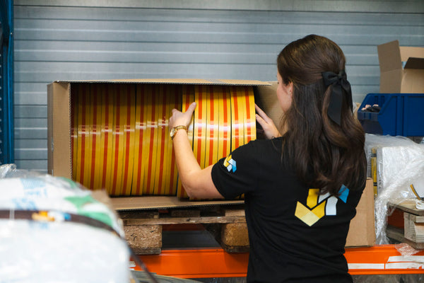 Frau verpackt für Versand | | Dämmstoff Online 